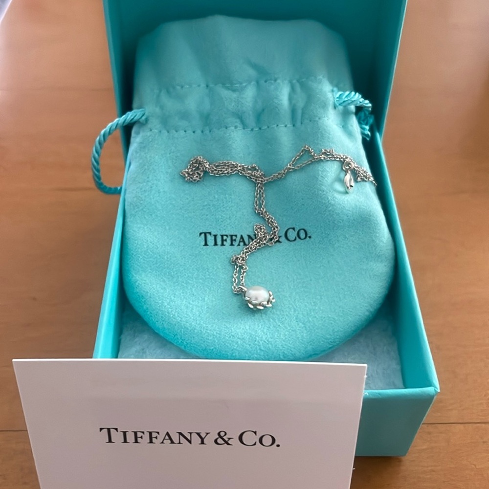 FLASH SALE! 
Tiffany & Co | Paloma Picasso | Olive Leaf Branch Pearl Pendant